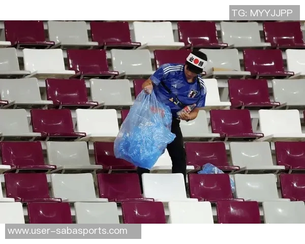 扎霍球迷向球场投掷毛绒玩具捐赠患病儿童荣获FIFA球迷奖 扎霍球迷向球场投掷毛绒玩具捐赠患病儿童荣获FIFA球迷奖