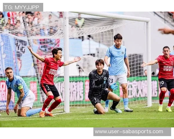 广岛外援半场结束后挑衅高天意引发双方冲突场面火爆